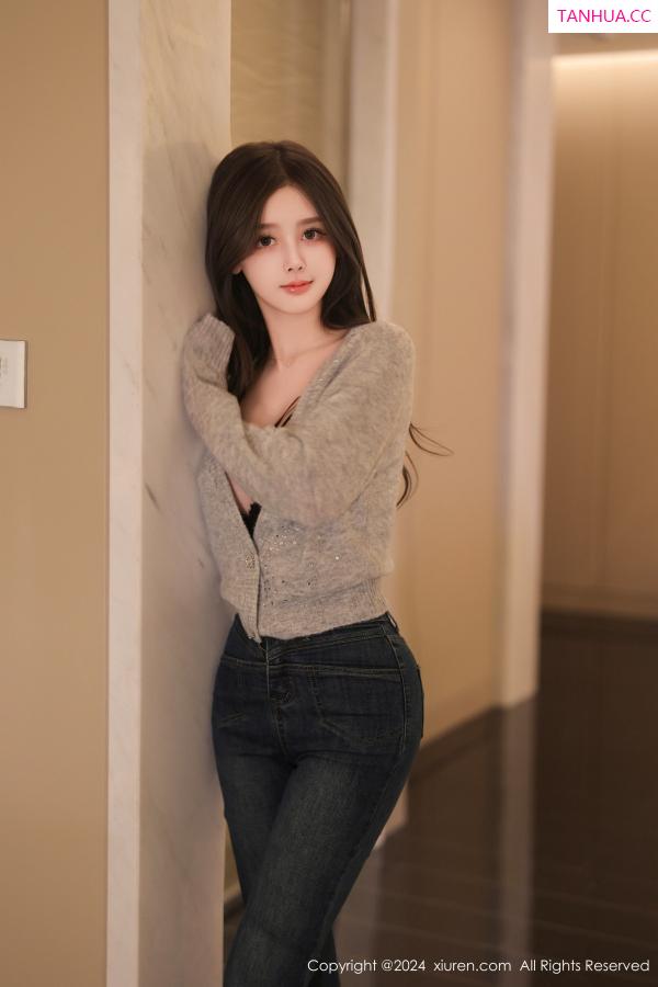   [XiuRen]高清写真图 2024.07.04 No.8806 奶喵喵 美腿黑丝第14张图片